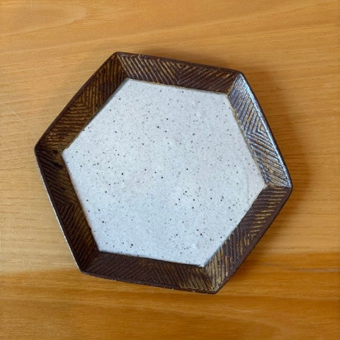 〈羅以音窯〉アフリカ彫刻・6角平皿A