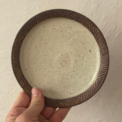 〈羅以音窯〉アフリカ彫刻・5寸平皿 D